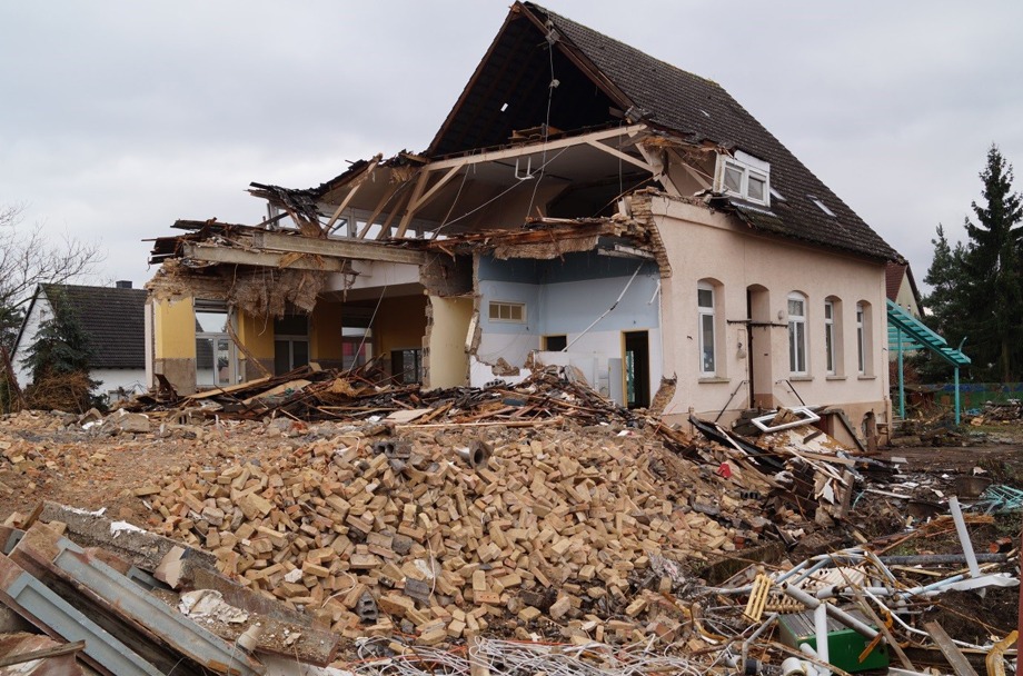 Abriss des alten Gemeindehauses (Februar 2014)